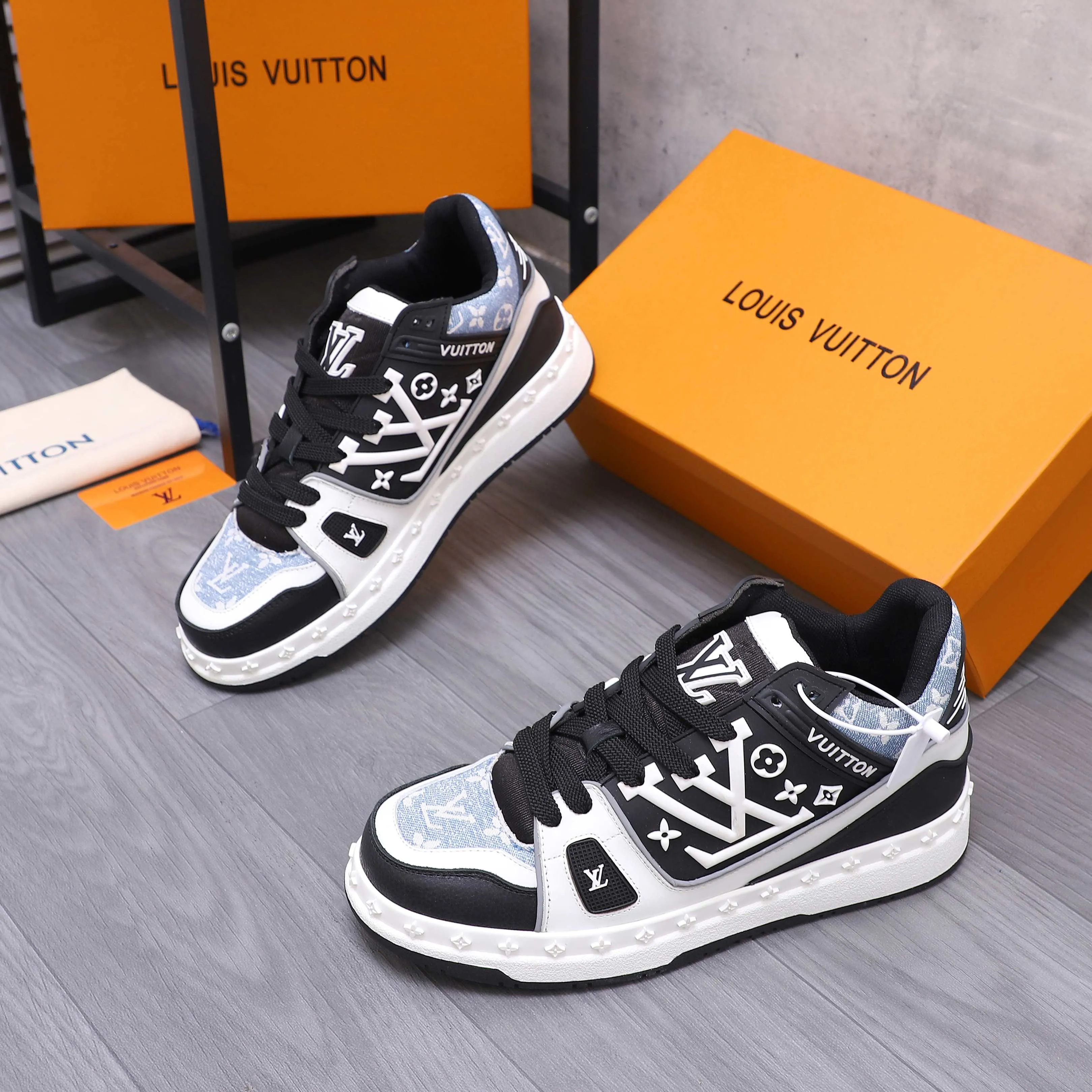 Men's shoes 💰p600 Product trademark: LV "Louis Vuitton" casual lace-up men's shoes Regular size: 38-44 Product material: Selected classic denim woven pattern splicing cowhide upper Breathable mesh lining Original rubber outsole